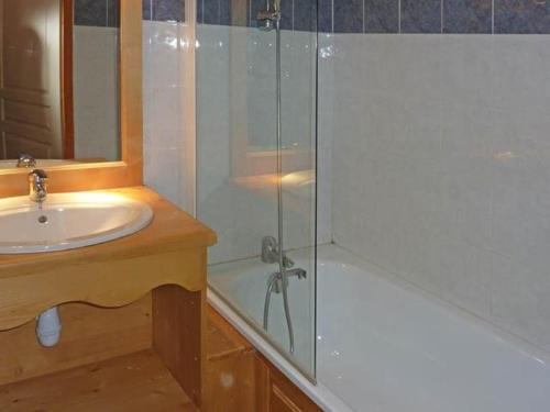 une salle de bain avec un lavabo et une douche en verre dans l'établissement Studio 4 pers avec piscine et sauna, idéalement situé - FR-1-322-125, aux Orres
