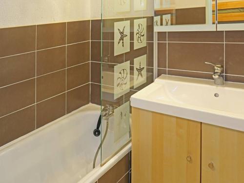 a bathroom with a sink and a bath tub at Appartement Les Orres, 1 pièce, 4 personnes - FR-1-322-126 in Les Orres