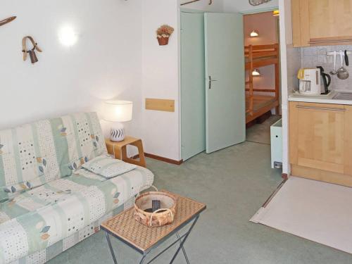 Appartement Les Orres, 1 pièce, 4 personnes - FR-1-322-126にあるシーティングエリア