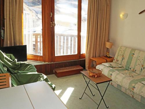 a living room with a couch and a table at Appartement Les Orres, 1 pièce, 4 personnes - FR-1-322-126 in Les Orres