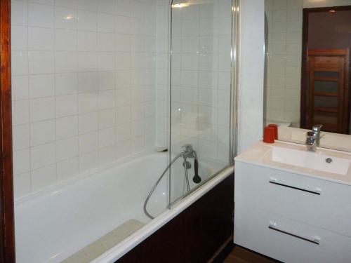 a bathroom with a tub and a sink and a shower at Appartement Les Orres, 1 pièce, 6 personnes - FR-1-322-145 in Les Orres