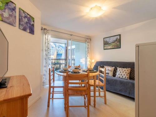une cuisine et un salon avec une table et des chaises dans l'établissement Appartement cosy 6 pers, Saint-Lary village, Quartier Thermal, télécabine proche - FR-1-296-136, à Saint-Lary-Soulan