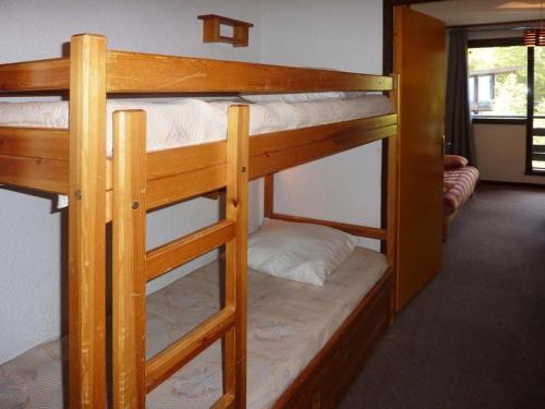 a couple of bunk beds in a room at Appartement Les Orres, 1 pièce, 6 personnes - FR-1-322-145 in Les Orres