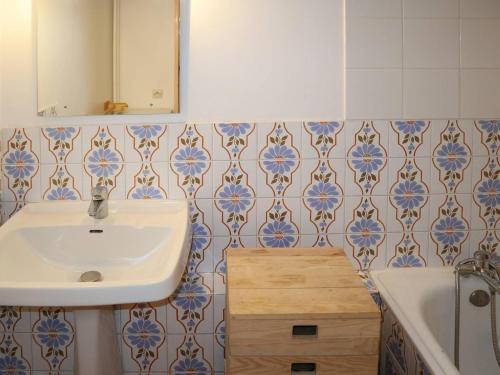 a bathroom with a sink and a mirror at Appartement Les Orres, 1 pièce, 4 personnes - FR-1-322-151 in Les Orres