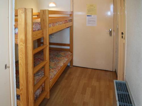 a hallway with two bunk beds in a room at Appartement Les Orres, 1 pièce, 4 personnes - FR-1-322-151 in Les Orres