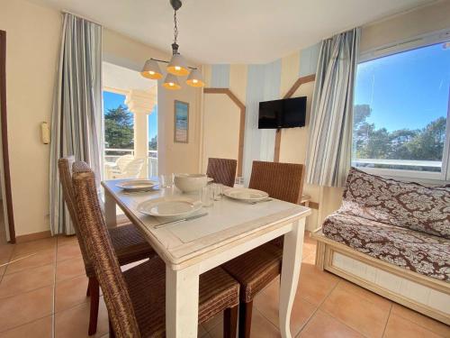 Appartement T2 avec Piscine à 300m de la Plage – 3 Couchages, Parking et Balcon Meublé - FR-1-245-34