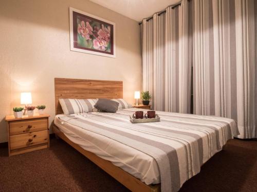 - une chambre dotée d'un grand lit avec deux ours en peluche dans l'établissement Appartement Saint-Lary-Soulan, 2 pièces, 4 personnes - FR-1-296-152, à Saint-Lary-Soulan