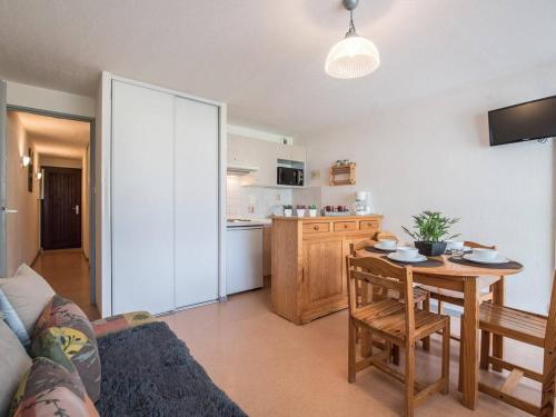 un salon avec une table et une cuisine dans l'établissement Appartement 6 pers avec balcon - calme, proche centre Saint-Lary Village, parking privé - FR-1-296-162, à Saint-Lary-Soulan