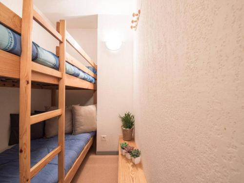 - une petite chambre avec des lits superposés dans un appartement dans l'établissement Appartement 6 pers avec balcon - calme, proche centre Saint-Lary Village, parking privé - FR-1-296-162, à Saint-Lary-Soulan