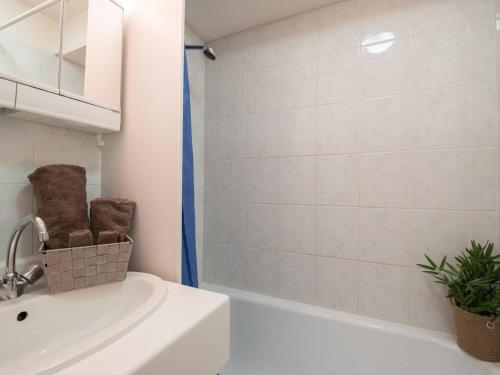 une salle de bain avec un lavabo, une baignoire et des toilettes dans l'établissement Appartement 6 pers avec balcon - calme, proche centre Saint-Lary Village, parking privé - FR-1-296-162, à Saint-Lary-Soulan