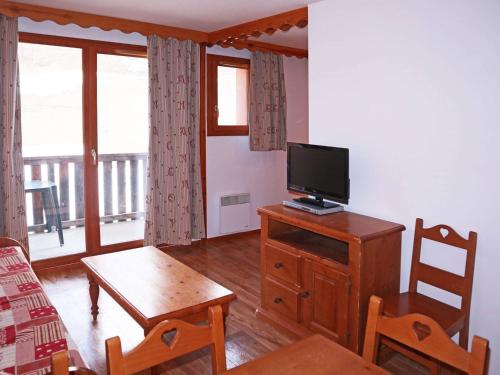 Appartement de standing avec piscine chauffée, sauna et accès skis aux pieds - FR-1-322-184