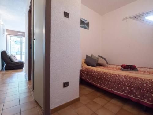 une chambre avec un lit dans une pièce dans l'établissement Studio cosy 4 pers Saint-Lary village - FR-1-296-163, à Saint-Lary-Soulan