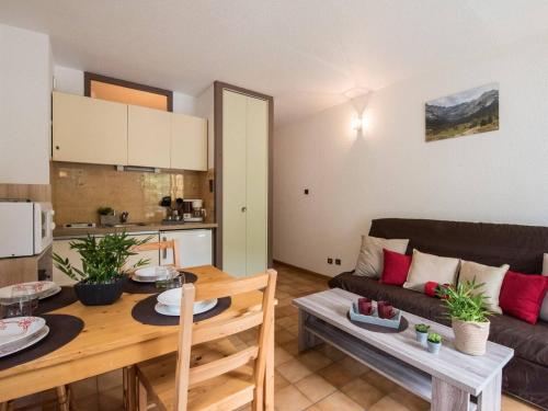 - un salon avec un canapé et une table à manger dans l'établissement Studio cosy 4 pers Saint-Lary village - FR-1-296-163, à Saint-Lary-Soulan
