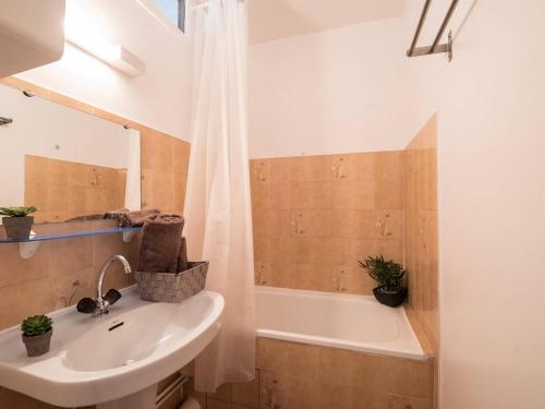 a bathroom with a sink and a bath tub at Studio Saint-Lary-Soulan, 1 pièce, 4 personnes - FR-1-296-163 in Saint-Lary-Soulan