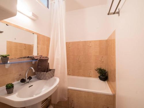 une salle de bain avec un lavabo et une baignoire dans l'établissement Studio cosy 4 pers Saint-Lary village - FR-1-296-163, à Saint-Lary-Soulan