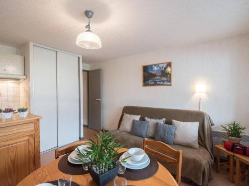 un salon avec un canapé et une table dans l'établissement Appartement calme, proche centre Saint-Lary Soulan, 6 pers, terrasse, parking, navette gratuite - FR-1-296-172, à Saint-Lary-Soulan