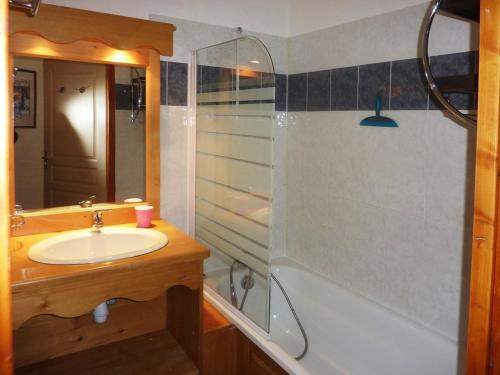 La salle de bains est pourvue d'un lavabo et d'une douche. dans l'établissement Appartement Les Orres, 2 pièces, 8 personnes - FR-1-322-202, aux Orres