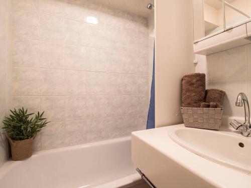 une salle de bain avec une baignoire blanche et un lavabo dans l'établissement Appartement calme, proche centre Saint-Lary Soulan, 6 pers, terrasse, parking, navette gratuite - FR-1-296-172, à Saint-Lary-Soulan