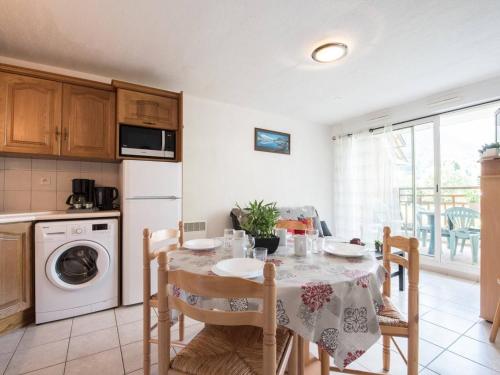 uma cozinha com uma mesa e uma cozinha com uma sala de jantar em Appartement Saint-Lary-Soulan, 2 pièces, 6 personnes - FR-1-296-175 em Saint-Lary-Soulan