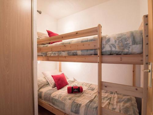 um quarto com 2 beliches num quarto em Appartement Saint-Lary-Soulan, 2 pièces, 6 personnes - FR-1-296-175 em Saint-Lary-Soulan