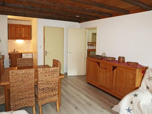 une cuisine et une salle à manger avec une table et des chaises dans l'établissement Bel appartement, 2 pièces, 6 pers, au centre, skis aux pieds, balcon sud - FR-1-322-232, aux Orres