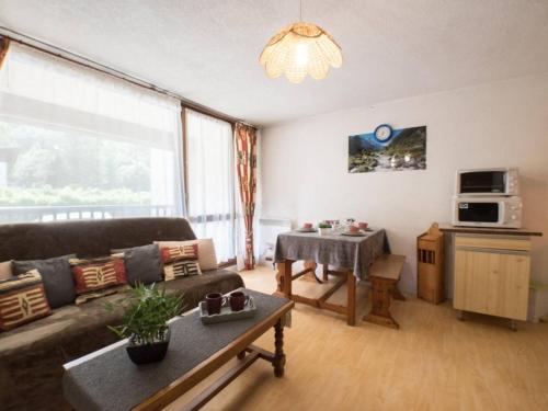 Ein Sitzbereich in der Unterkunft Appartement Saint-Lary-Soulan, 2 pièces, 6 personnes - FR-1-296-207