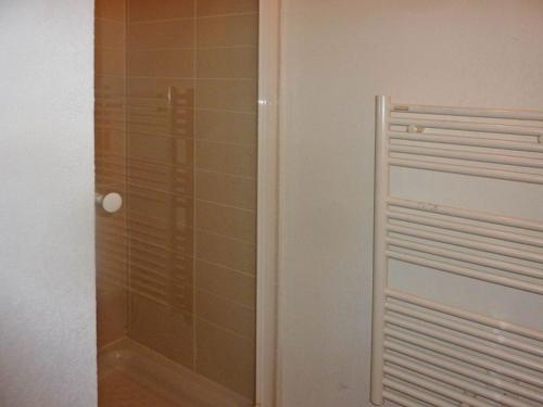 a bathroom with a shower with a glass door at Appartement Les Orres, 3 pièces, 8 personnes - FR-1-322-268 in Les Orres