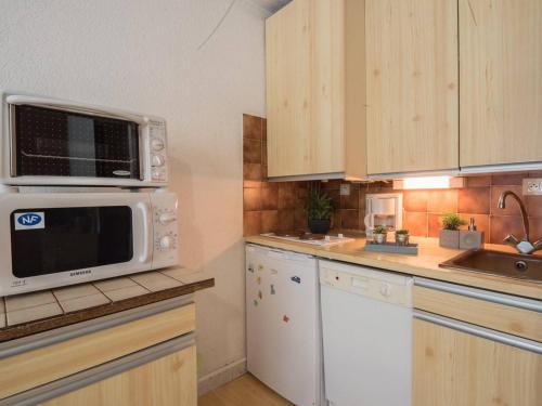 Appartement Saint-Lary-Soulan, 2 pièces, 6 personnes - FR-1-296-207にあるキッチンまたは簡易キッチン
