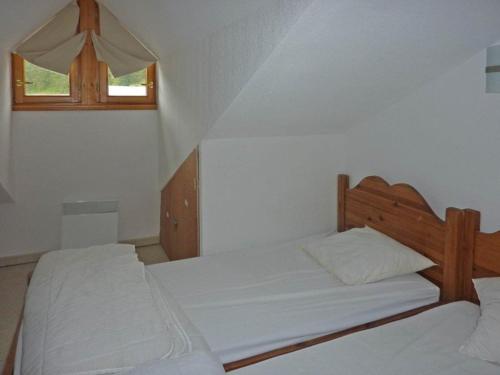 a bedroom with two beds and a window at Appartement Les Orres, 3 pièces, 8 personnes - FR-1-322-268 in Les Orres