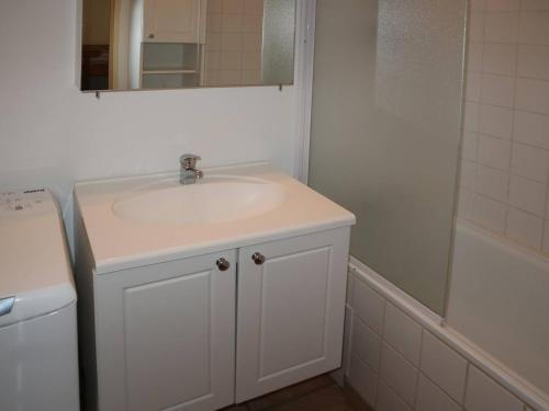 une salle de bain avec un lavabo blanc et une douche dans l'établissement Bel appartement, 2 pièces, 6 pers, au centre, skis aux pieds, balcon sud - FR-1-322-232, aux Orres