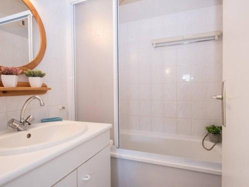 ein weißes Badezimmer mit Dusche und Waschbecken in der Unterkunft "Appartement lumineux 6 pers avec terrasse, parking, proche thermes et télécabine - Saint Lary Soulan" - FR-1-296-211 in Saint-Lary-Soulan