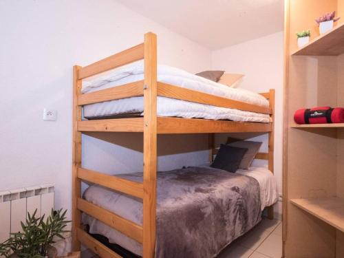 ein paar Etagenbetten in einem Zimmer in der Unterkunft "Appartement lumineux 6 pers avec terrasse, parking, proche thermes et télécabine - Saint Lary Soulan" - FR-1-296-211 in Saint-Lary-Soulan