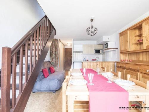 un salon avec une table et un canapé dans l'établissement Appartement pour 6 pers. avec balcon près de Saint-Lary, Wi-Fi et parking gratuits - FR-1-296-215, à Saint-Lary-Soulan