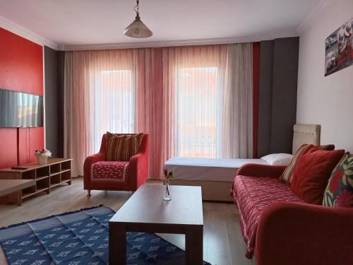 een kamer met een bed, een bank en een tafel bij The City Residence Hotel in Canakkale