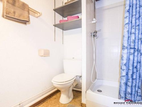 une salle de bain avec toilettes et douche dans l'établissement Appartement pour 6 pers. avec balcon près de Saint-Lary, Wi-Fi et parking gratuits - FR-1-296-215, à Saint-Lary-Soulan