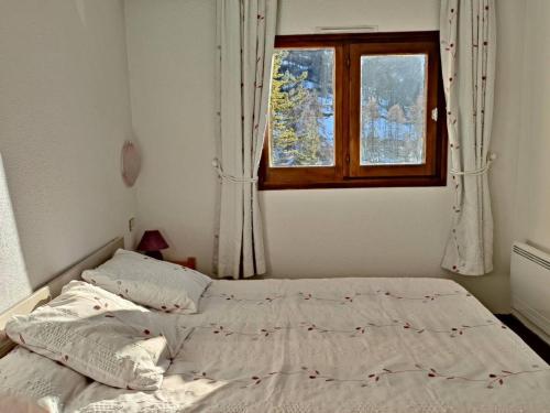 - un lit escamotable dans une chambre avec fenêtre dans l'établissement Appartement 2 pièces cosy pour 6 pers, accès direct pistes, balcon sud, au cœur des Orres - FR-1-322-240, aux Orres