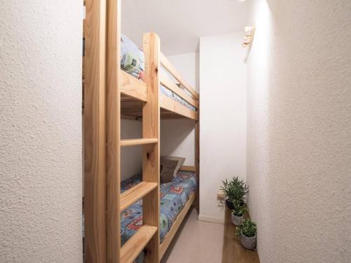 サン・ラリー・スランにあるAppartement Saint-Lary-Soulan, 2 pièces, 6 personnes - FR-1-296-216の小さなお部屋で、二段ベッド1組が備わります。