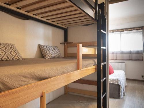 サン・ラリー・スランにあるAppartement Saint-Lary-Soulan, 2 pièces, 4 personnes - FR-1-296-228のベッドルーム1室(二段ベッド2台、窓付)が備わります。