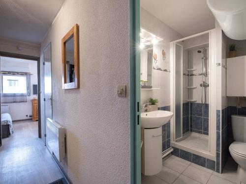 サン・ラリー・スランにあるAppartement Saint-Lary-Soulan, 2 pièces, 4 personnes - FR-1-296-228のバスルーム(トイレ、洗面台、シャワー付)