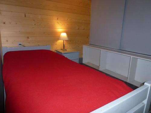- une chambre avec un lit rouge et une couverture rouge dans l'établissement Studio 4 pers, balcon sud, au pied des pistes - FR-1-292-75, à Isola 2000