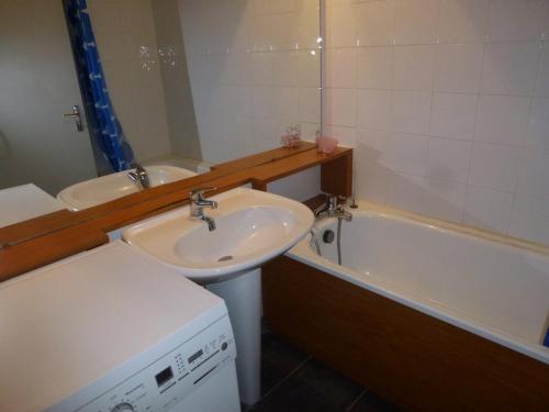 ein Badezimmer mit einem Waschbecken und einer Badewanne in der Unterkunft Studio Isola 2000, 1 pièce, 4 personnes - FR-1-292-75 in Isola 2000