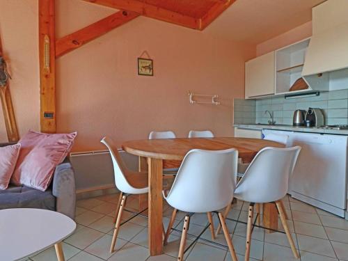 ラ・ロジエールにあるAppartement Montvalezan-La Rosière, 3 pièces, 6 personnes - FR-1-398-601のキッチン(木製テーブル、白い椅子付)