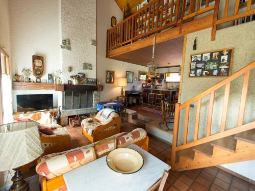 un salon avec un canapé et un escalier dans l'établissement Grande villa familiale à Briançon, 6 pièces, 14 pers., jardin, terrasse, parking couvert et wifi - FR-1-330C-71, à Briançon