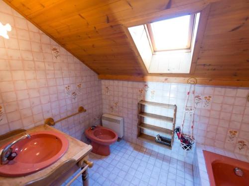 a bathroom with a red sink and a toilet at Grande villa familiale à Briançon, 6 pièces, 14 pers., jardin, terrasse, parking couvert et wifi - FR-1-330C-71 in Briançon