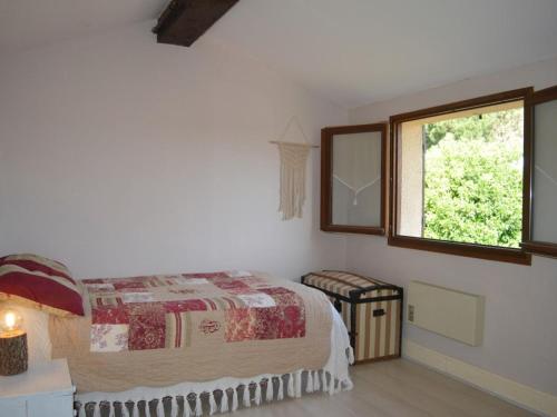 um quarto com uma cama e uma janela em Maison Saint-Cyprien, 4 pièces, 7 personnes - FR-1-225D-421 em Saint-Cyprien-Plage