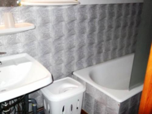Un baño con lavabo, bañera e inodoro. en Appartement 3 pièces, 8 pers - Proche commerces et pistes à Orcières Merlette - FR-1-262-147, en Les Estaris