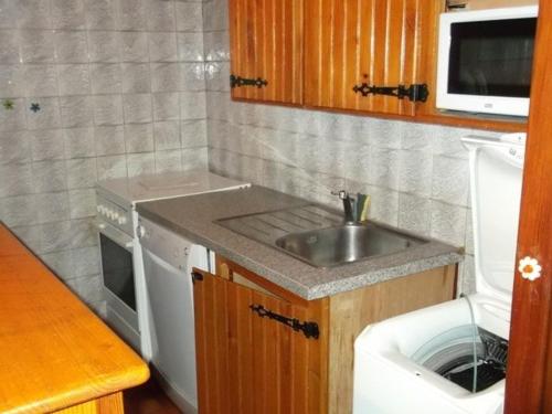 Appartement Orcières Merlette, 3 pièces, 8 personnes - FR-1-262-147にあるキッチンまたは簡易キッチン