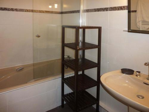 a bathroom with a wooden towel rack next to a sink at Appartement Les Orres, 2 pièces, 5 personnes - FR-1-322-280 in Les Orres