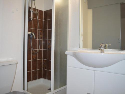 uma casa de banho com um lavatório e um chuveiro em Appartement Saint-Cyprien, 2 pièces, 4 personnes - FR-1-225D-440 em Saint-Cyprien-Plage