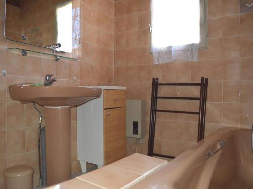 une salle de bain avec un lavabo et une baignoire dans l'établissement Villa 4 pièces avec jardin arboré proche mer, calme et grands espaces - Argelès-sur-Mer - FR-1-225-460, à Argelès-sur-Mer